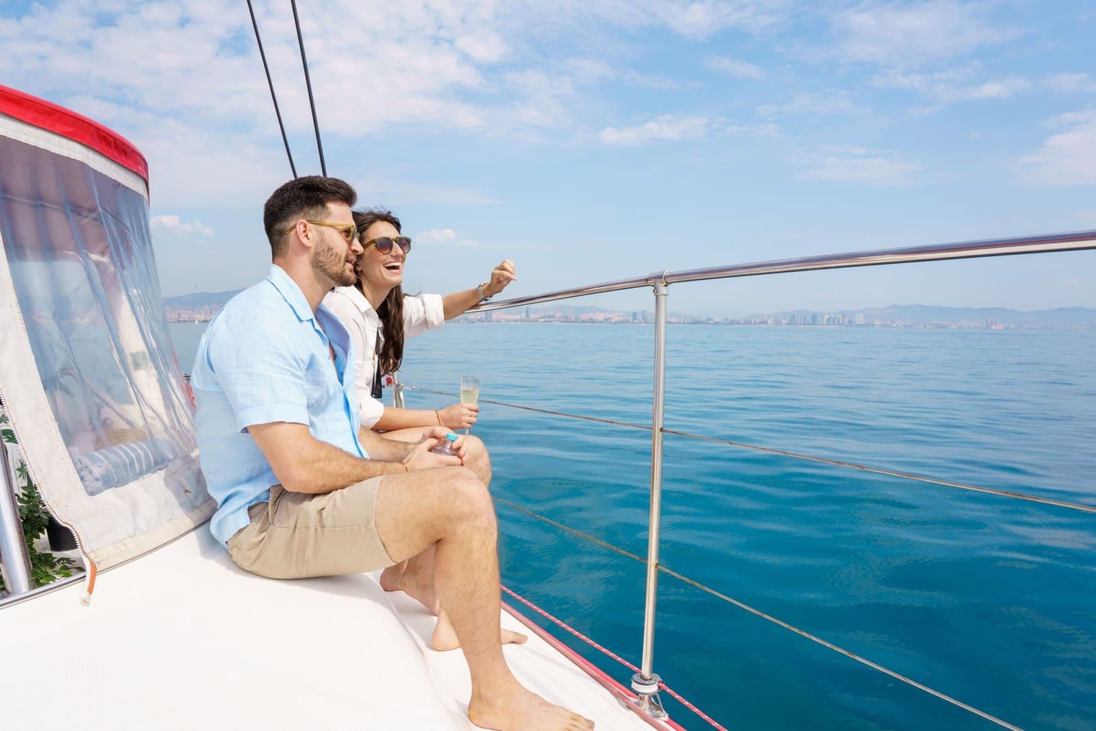 Paseo exclusivo en catamarán con bebida y tapa local con opción a sunset en Barcelona - imagen 2