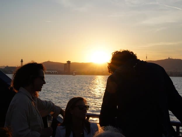 Paseo en catamarán viendo la puesta de sol en Barcelona - imagen 4