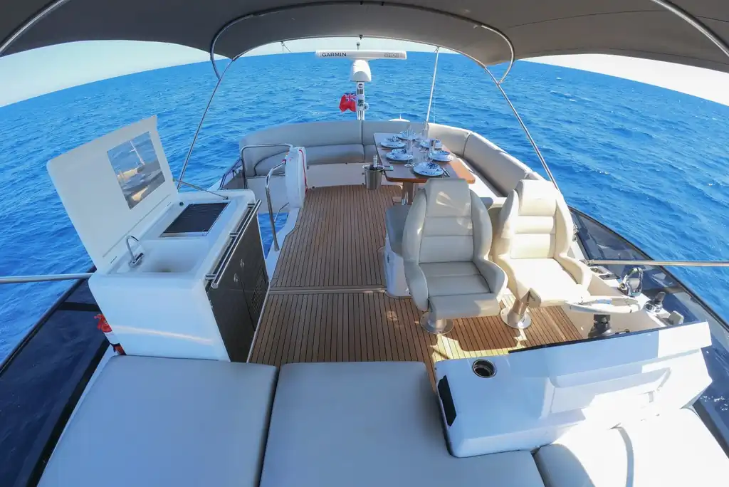 Cubierta de popa del yate Azimut 53 con mesa preparada para comer