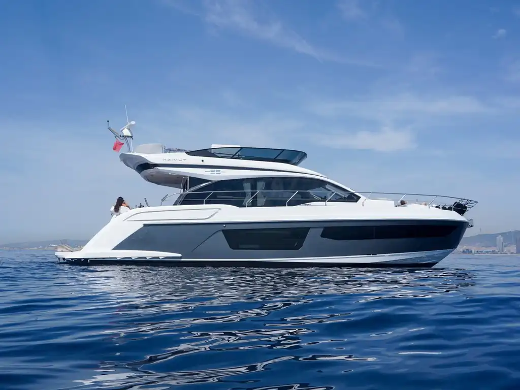 Yate a motor Azimut 53 Sea Shell navegando en aguas tranquilas
