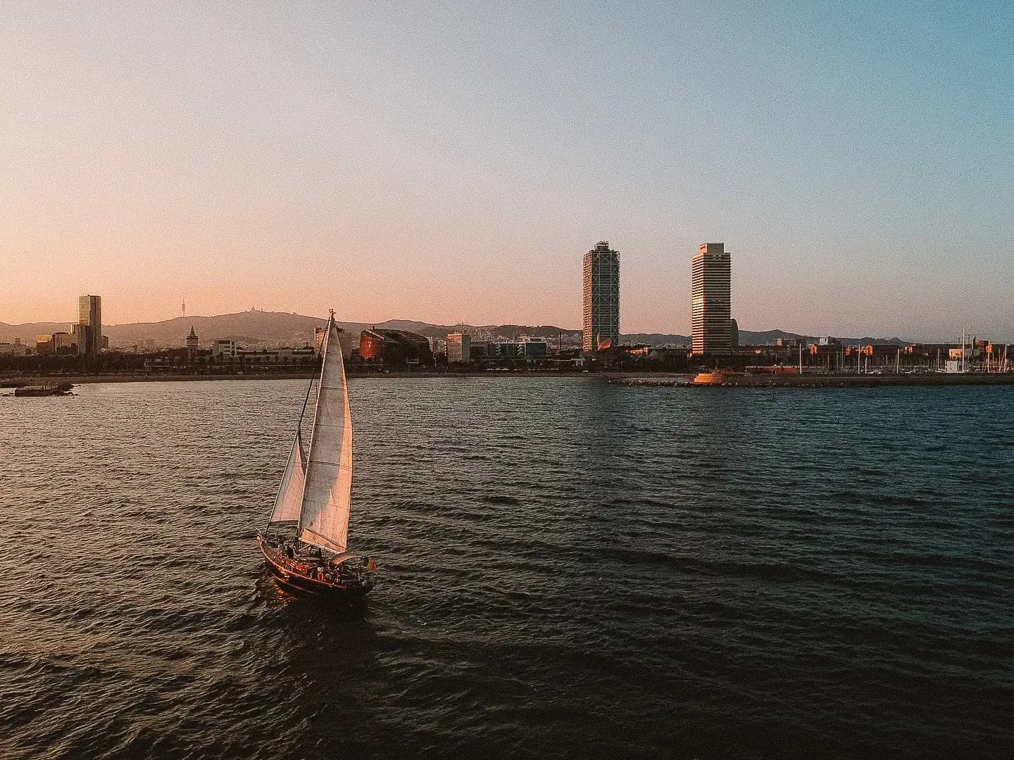 Tour en bici por Barcelona y paseo en barco - imagen 4